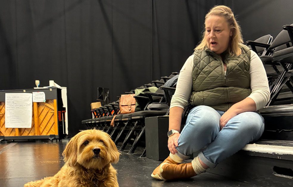 Dog trainer Rebecca Jennings and Neko (Sandy) on the set of Annie.